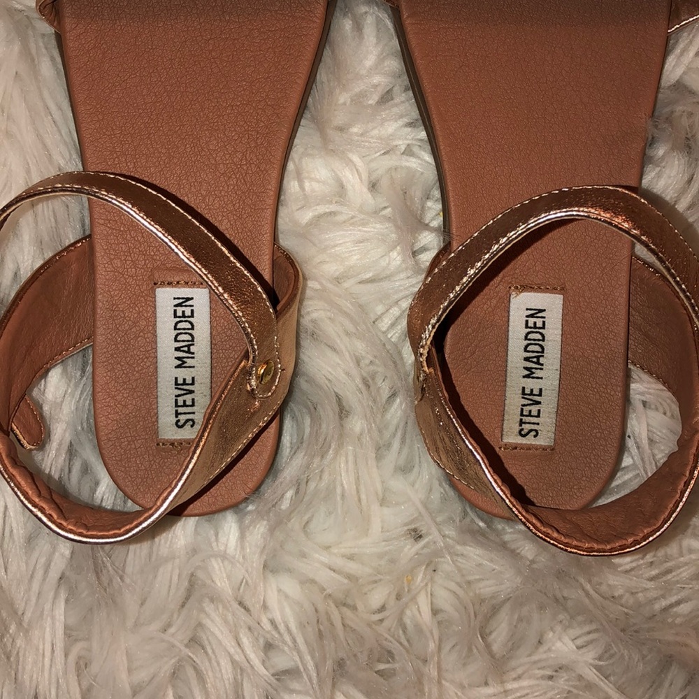 Steve Madden Rose Gold Sandals. - Picture 5 of 5